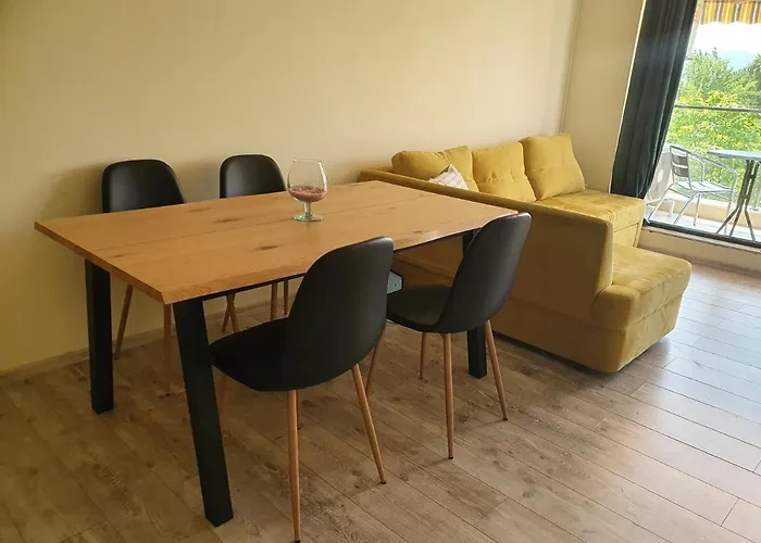 New At A Great Location Apartmán